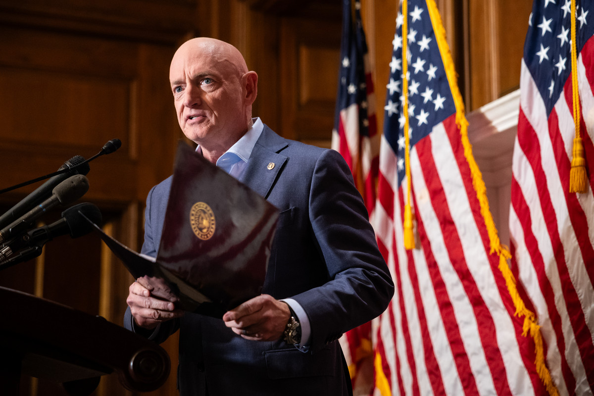 Mark Kelly Rides Pentagon Fight Into National Spotlight as 2028 Rumors Swirl