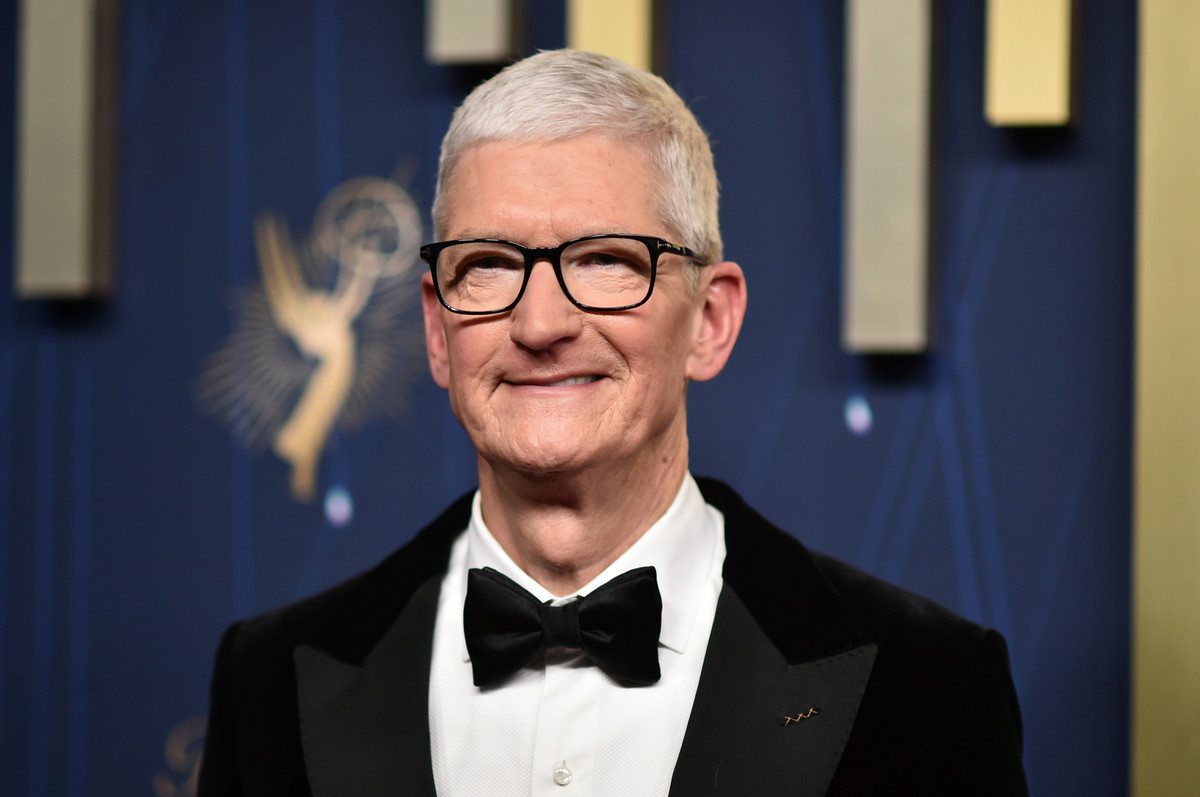 Tim Cook to Step Down as Apple CEO, Hardware Chief John Ternus to Succeed