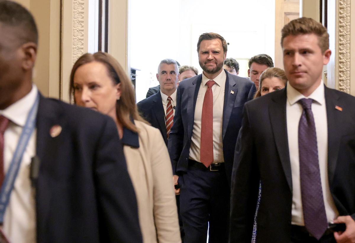 GOP Lawmakers Say White House Has Gone Silent on Iran and Gas Prices, Leaving Them to Face Voters Alone