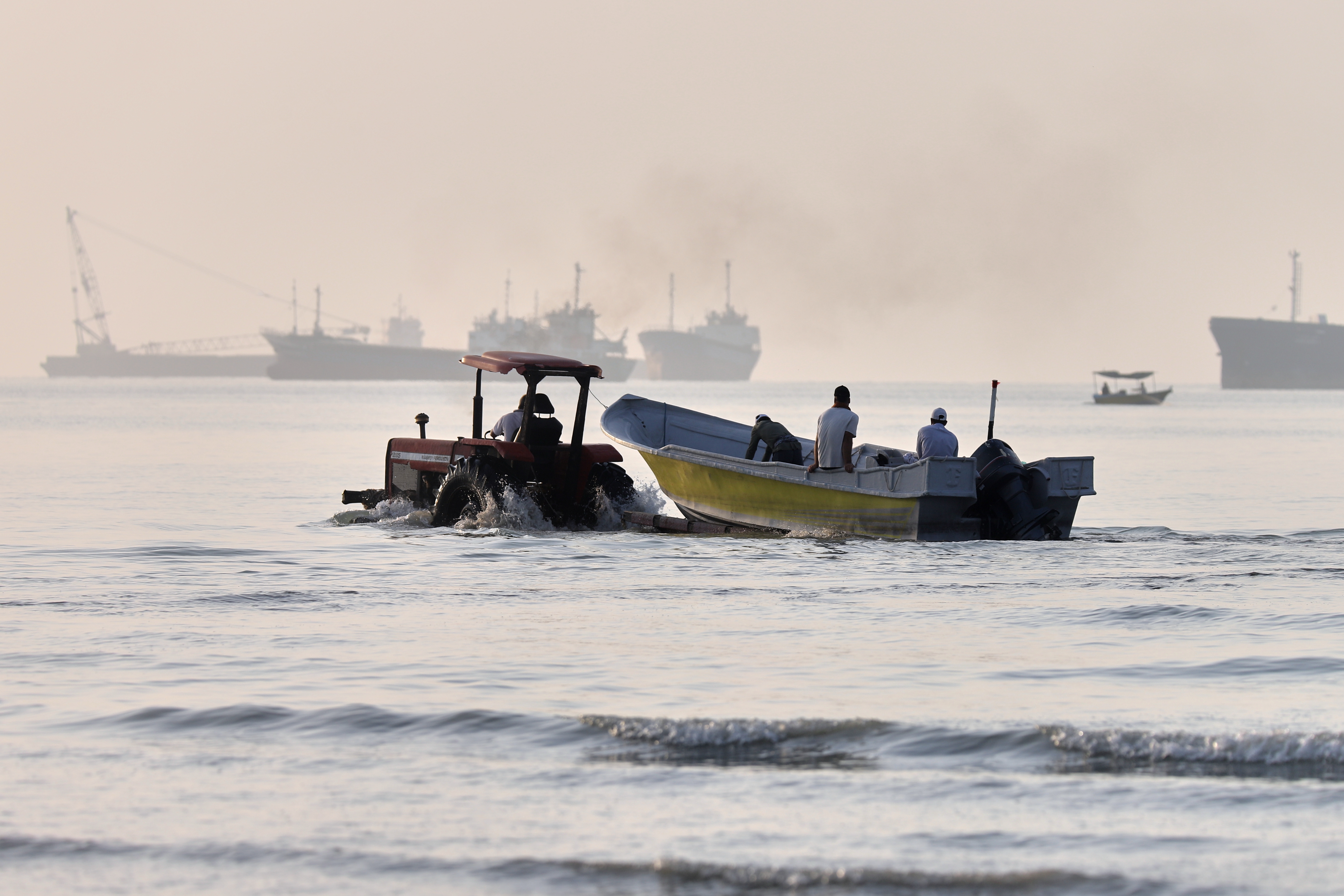 Trump administration considers “VIP pass” system to lure oil tankers through Strait of Hormuz