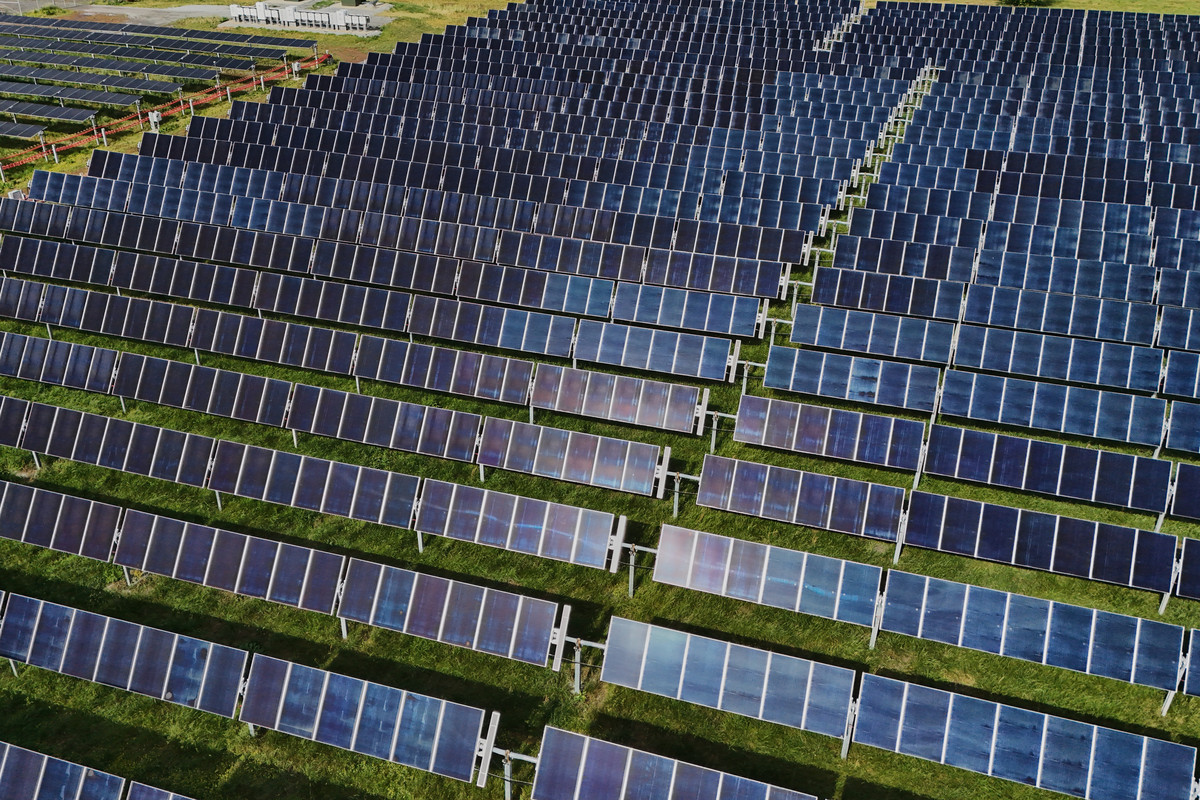 Trump Imposes Tariffs on Polysilicon, Targeting Chinese Grip on Solar and Chip Supply Chains