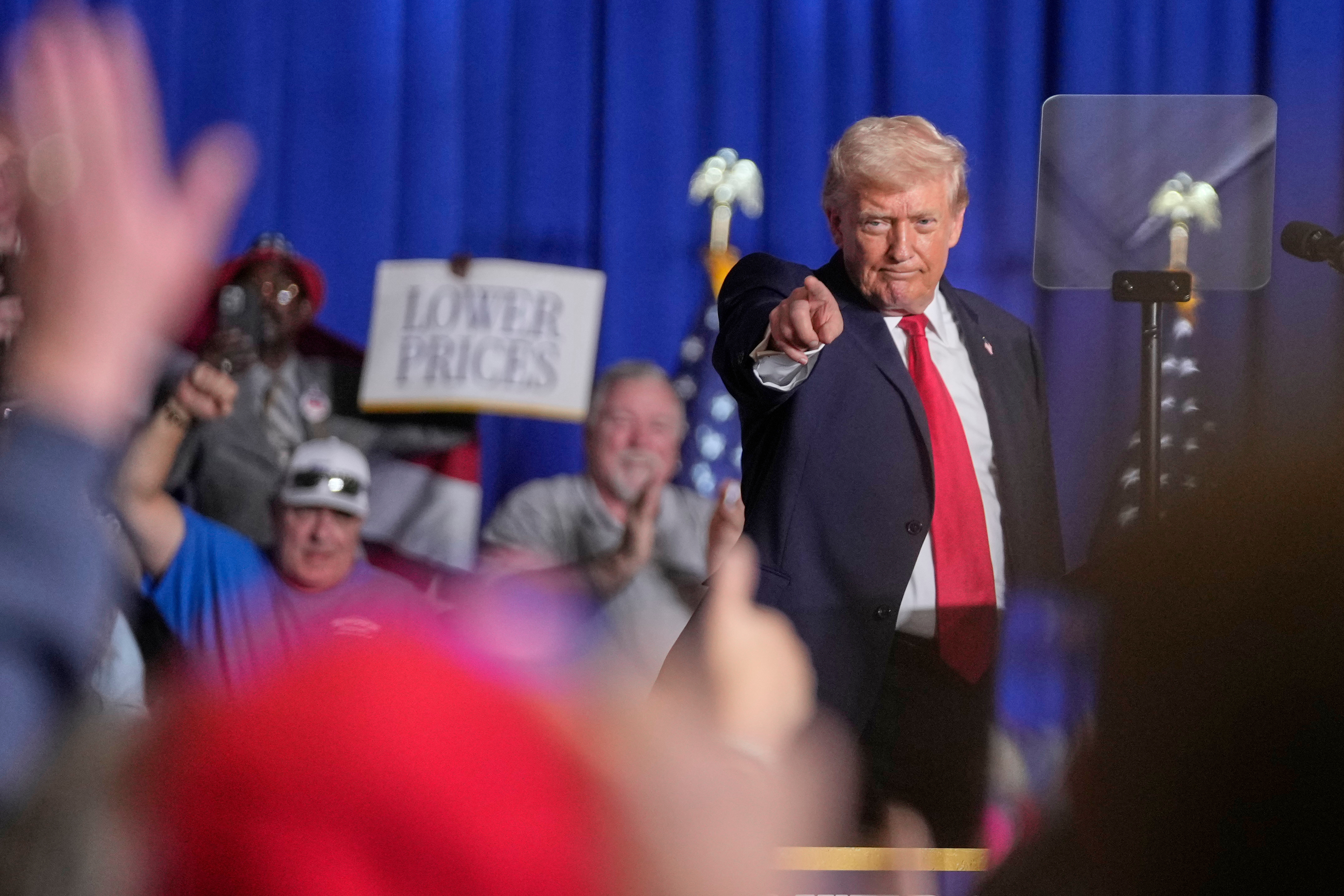 Trump's Iowa Trip Highlights Economic Focus Ahead of Midterms