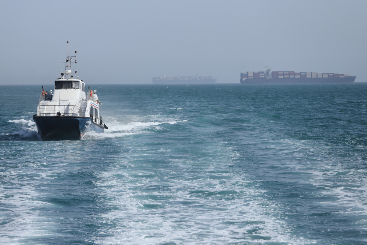 U.S. Strikes Iranian Boats in Strait of Hormuz, Testing Fragile Ceasefire