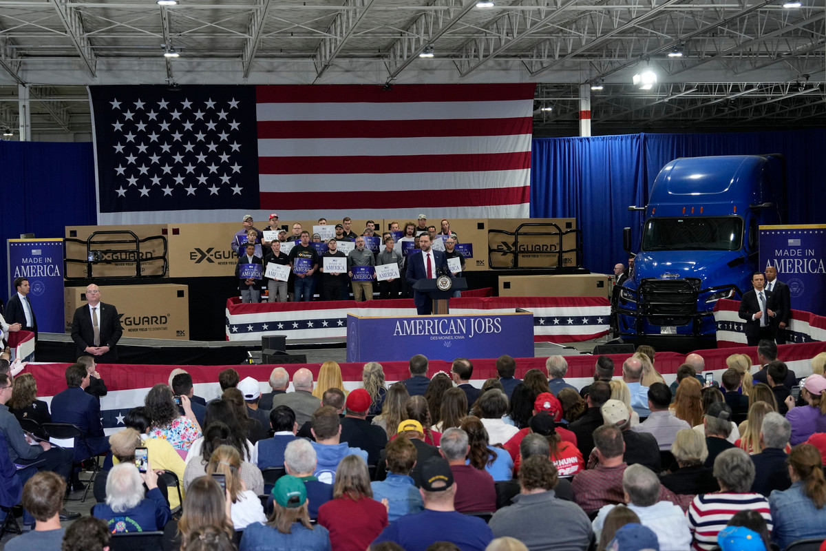 Vance’s Iowa Trip Tests Whether Trump Ties Are Asset or Liability for 2028